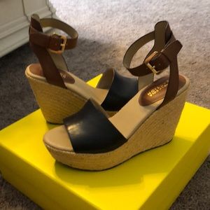 💙 gorgeous Kenneth Cole wedged 💙